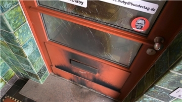Brandspuren an der Eingangstür zum Bürgerbüro des Bundestagsabgordneten Dr. Karamba Diaby. Die Polizei geht von einem Brandanschlag aus.