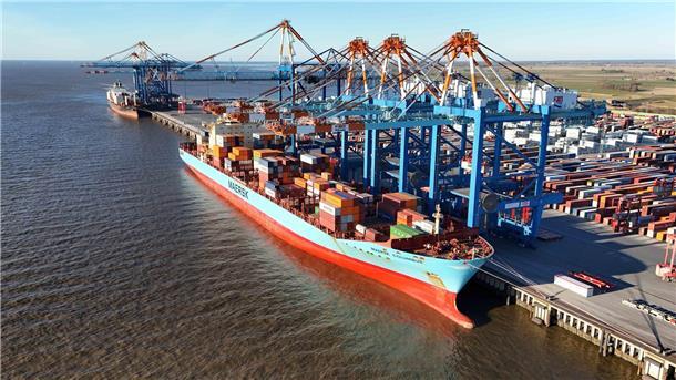 Containerschiff an der Kaje von Bremerhaven.