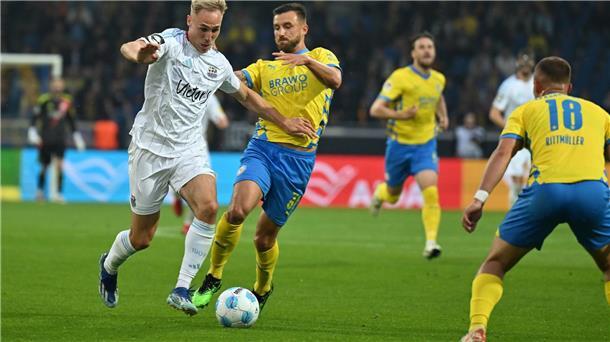 Rettung nach Verlängerung: Braunschweig bleibt Zweitligist Braunschweigs Robin Krauße im Zweikampf mit dem Ex-Braunschweiger Florian Krüger.