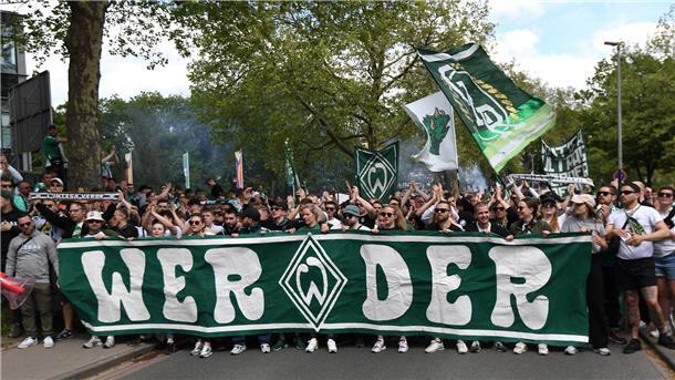 Bremen ist auf den Beinen: Fanmarsch vor dem Weserstadion.