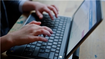 Bremen will Kinder besser vor Cybergrooming schützen. (Symbolbild) 