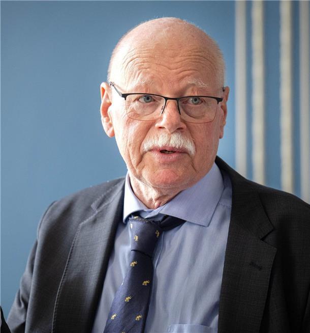 Rückzug: Bremens Innensenator Mäurer hat genug vom Verbrechen Bremens Innensenator Ulrich Mäurer (SPD) räumt zum Jahresende sein Amt. Mit 74 Jahren sei es an der Zeit, anderen Platz zu machen, so der nicht unumstrittene Innenpolitiker.