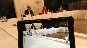 Bildungssenatorin Aulepp will die Schulen offen lassen Bildungssenatorin Sascha Aulepp (SPD) gibt eine Pressekonferenz.