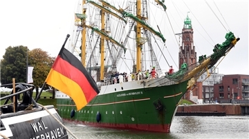 150 Touristiker aus Niedersachsen kommen nach Bremerhaven Blick in den Neuen Hafen.