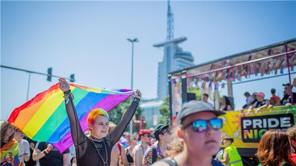 Bremerhaven feiert seinen zweiten Christopher-Street-Day mit einer Parade quer durch die Innenstadt. Der Parade schlossen sich auf dem Weg über die Kennedybrücke über die Lloydstraße und zurück zum Theodor-Heuss-Platz hunderte Leute an.