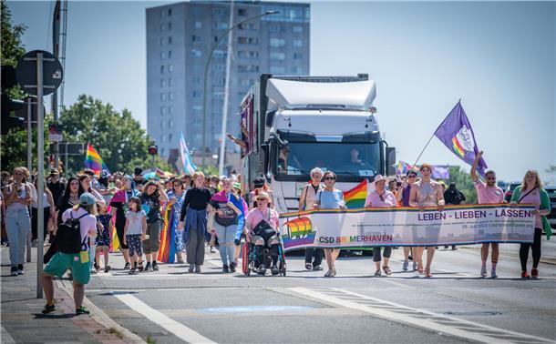 Bremerhaven feiert seinen zweiten Christopher-Street-Day mit einer Parade quer d...