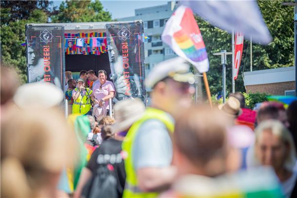 Bremerhaven feiert seinen zweiten Christopher-Street-Day mit einer Parade quer d...