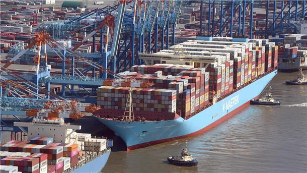 Bremerhaven hat wie die anderen großen Nordsee-Häfen mit Verlusten beim Umschlag zu kämpfen. Aber hier fällt die Halbjahresbilanz besonders schlecht aus. Unser aktuelles Luftbild zeigt die Maersk Mc Kinney Moller. Das Schiff der 400-Meter-Klasse legte am 21. August in Bremerhaven an - außergewöhnlich gut beladen.