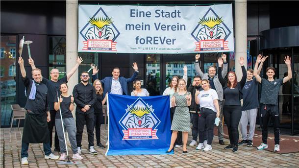 Bremerhaven im Eishockeyfieber: Von der Küche bis zur Raumpflege freuen sich die Mitarbeiter des Liberty-Hotels am Neuen Hafen mit dem Pinguins-Team über den Einzug ins Finale.
