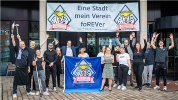 Bremerhaven im Eishockeyfieber: Von der Küche bis zur Raumpflege freuen sich die Mitarbeiter des Liberty-Hotels am Neuen Hafen mit dem Pinguins-Team über den Einzug ins Finale.