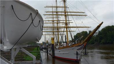 Bremerhaven liegt weiterhin vorn. Die Mehrheit der inzwischen 50 Mitglieder, die schriftlich Stellung bezogen hat, spricht sich für einen Umzug der „Schulschiff Deutschland“ nach Bremerhaven aus.