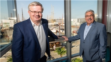 Bremerhaven möchte eine „Stiftung Maritimes Erbe im Lande Bremen“ gründen. Über das Vorhaben informieren mit Blick auf die historische Flotte im Neuen Hafen die künftigen Vorstände Melf Grantz (rechts) und Peter Klett.