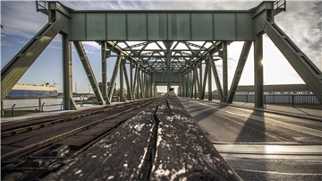 Brücke mit Bahntrasse und Straße. 