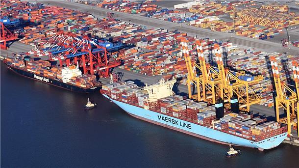 Luftaufnahme eines Containerterminals mit zwei großen Containerschiffen der Reedereien Hapag-Lloyd und Maersk, die an der Kaje liegen