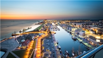 Bremerhavener Wirtschaft in unruhigen Zeiten: vom Atlantic-Sail-City-Hotel bis zum Überseehafen.