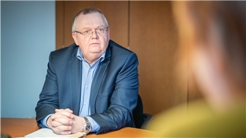 Bremerhavens Kämmerer und Bürgermeister Torsten Neuhoff (CDU) im Gespräch über die aktuelle Finanzsituation der Stadt.