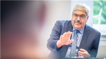 Bremerhavens Oberbürgermeister Melf Grantz sieht auch in der Karstadt-Krise neue Perspektiven, die Innenstadt zu entwickeln.