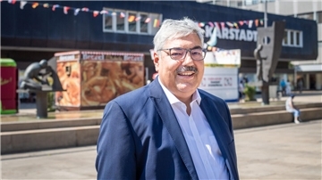 Bremerhavens Oberbürgermeister Melf Grantz vor dem ehemaligen Karstadt-Gebäude in der Fußgängerzone.