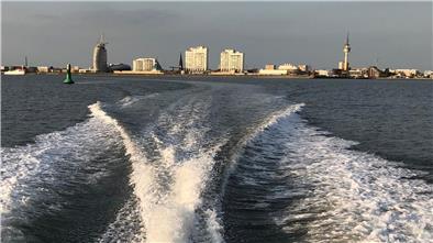 Bremerhavens Skyline in der Rückwärtsansicht des schnellen Schlauchbootes. Foto: Wunderlich