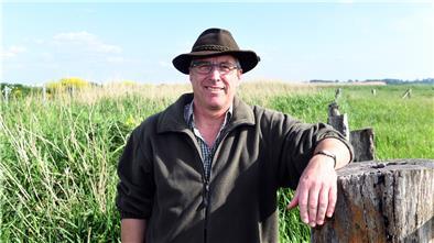 Bremerhavens Stadtjägermeister Holger Bartels erschoss vergangene Woche ein Reh in der Weser. Im Netz bekommt er dafür einen Shitstorm ab.