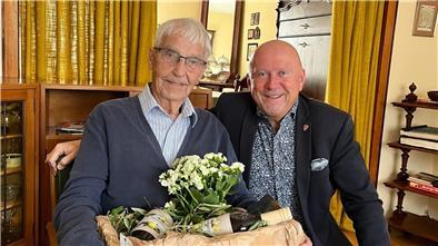 Bremervördes Bürgermeister Michael Hannebacher gratuliert Hans-Albrecht Uhlhorn zum 100. Geburtstag.
