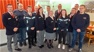 Bremervördes DRK-Kreisbereitschaftsleiter Andreas Rothgeber (hintere Reihe, rechts) und DRK-Vizepräsident sowie Verbandführer Chris Knoblauch (links) verliehen Ernennungsurkunden an eine Reihe Ehrenamtlicher aus dem Bereich Katastrophenschutz.