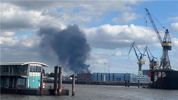 Feuerwehr zum Brand in Hamburg: Es gibt Verletzte Brennende Trümmerteile haben laut Feuerwehr mindestens ein weiteres Gebäude in Brand gesetzt.