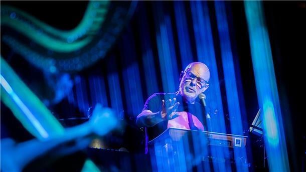Brian Eno mit Orchester in Berlins Philharmonie gefeiert Brian Eno tritt mit dem Baltic Sea Philharmonic Orchester unter Dirigent Kristjan Järvi in der Berliner Philharmonie auf.