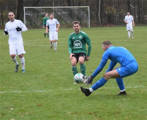 Brian Müller (grünes Trikot) wird dem SV Anderlingen beim Nachholspiel in Pennigbüttel nicht zur Verfügung stehen.
