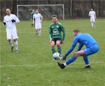 Brian Müller (grünes Trikot) wird dem SV Anderlingen beim Nachholspiel in Pennigbüttel nicht zur Verfügung stehen.
