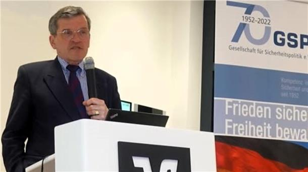 Experte Meyer zum Felde: Wehrpflicht als Antwort auf NATO-Herausforderungen Brigadegeneral a.D. Rainer Meyer zum Felde referierte auf Einladung der Volkshochschule in Zeven.