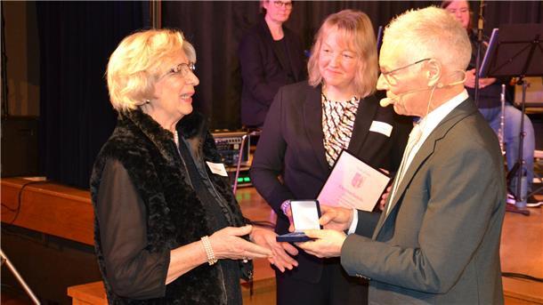 Brigitte Hopff wird als Bürgerpreisträgerin 2025 von Bürgermeister Jens Petersen und seiner Stellvertreterin Martina Stelljes mit Medaille und Urkunde geehrt.