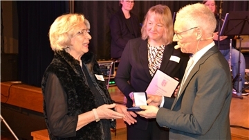 Brigitte Hopff wird als Bürgerpreisträgerin 2025 von Bürgermeister Jens Petersen und seiner Stellvertreterin Martina Stelljes mit Medaille und Urkunde geehrt.