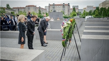Brigitte Macron (l-r), Emmanuel Macron, Frank-Walter Steinmeier und Elke Büdenbender legen einen Kranz am Denkmal für ermordete Juden Europas nieder.