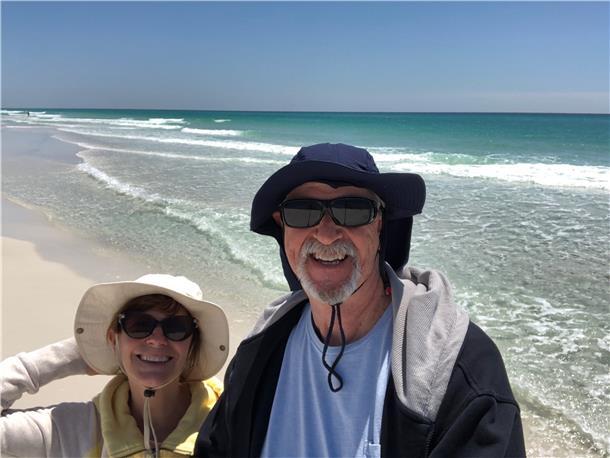 Grußbrücke: „Das ganze Zimmer fing an zu schaukeln“ Brigitte und Michael Pennington am Strand