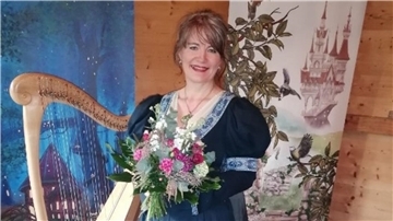 Frau an der Harfe