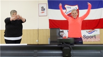 Bringen Kinder – mittels Echtzeit-Übertragung – zu Hause in Bewegung: Marion Struß (links) und Nicole Doss, zwei Übungsleiterinnen der TSG Nordholz.