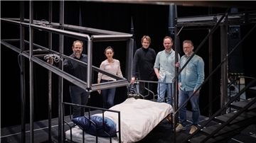 Bringen mit der Oper „Breaking The Waves“ spannenden Stoff und anregende Musik auf die Bühne des Bremerhavener Stadttheaters: (v.l.) Toni Burkhardt, Adriana Mortelliti, Marc Niemann, Markus Tatzig und Wolfgang Kurima Rauschnigg.