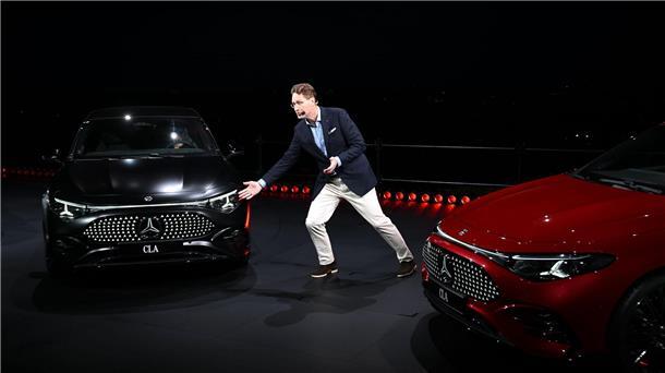 Bringt der neue vollelektrische CLA - hier bei der Vorstellung durch Mercedes-Chef Ola Källenius - die Wende bei den E-Auto-Verkäufen der Schwaben? (Archivbild)
