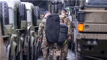 Britische Soldaten auf dem Gelände einer Bundeswehrkaserne bei Paderborn. Die Briten machen im Rahmen der Übung Brilliant Jump als Teil der Großübung Steadfast Defender 24 in Ostwestfalen für eine Nacht Station.
