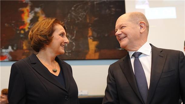Britta Ernst begleitet ihren Mann, Kanzler Olaf Scholz, auch auf Terminen - legt aber Wert darauf, dass sie ein eigenes Leben hat (Archivbild). 