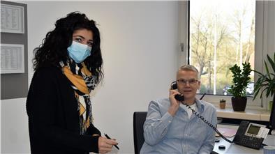 Britta Holzportz gehört zwar zum Team des Gesundheitsamtes, ist dort aber normalerweise in der Betreuungsstelle tätig. Jetzt arbeitet sie mit am sogenannten Kontaktpersonenmanagement, um die Corona-Ausbreitung zu stoppen. Oliver Böttcher hingegen sitzt als einer von sechs freiwilligen Finanzbeamten aus Zeven und Rotenburg am Corona-Bürgertelefon.