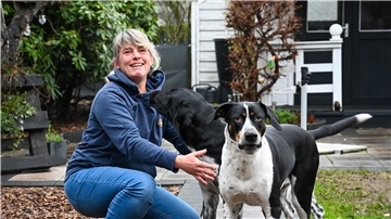 Britta Rademacher erinnert sich an das Erlebte in der Corona-Pandemie. Am Arbeitsplatz können wir keine Fotos machen. Aber ein Foto mit Henry und Hannes im Garten ist der Altenpflegerin auch lieber.