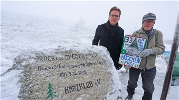 Brocken-Benno (r) und Wernigerodes OB Tobias Kascha am Gedenkstein „Brocken wieder frei“.