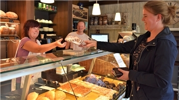 Brötchen kauft auch Christine von der Lieth gerne bei Miroslaw Stawarz in Köhlen ein. Verkäuferin Regina Busse überreicht der Kührstedterin die Ware.