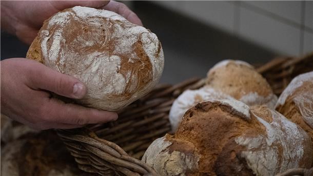 Protest wegen Gaspreis: Bäcker knipsen Donnerstag das Licht aus Brot backen wird immer teurer.