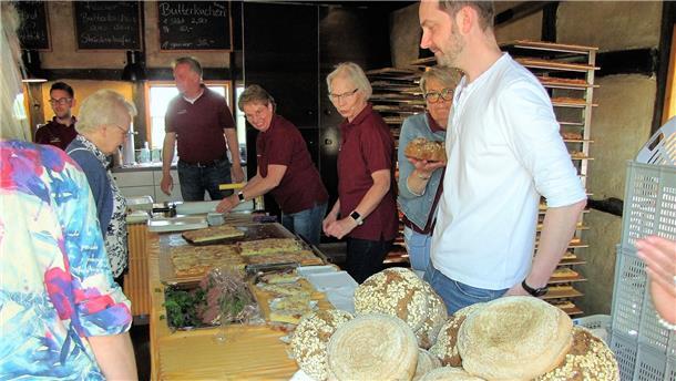Brot und Kuchen, frisch aus dem altem Steinofen sind die Markenzeichen der Backhusfrünn.