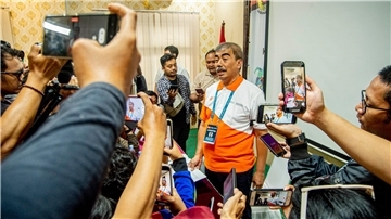 Broto Happy Wondomisnowo (M), Sprecher des indonesischen Badmintonverbandes, beantwortet Fragen nach einer Pressekonferenz.