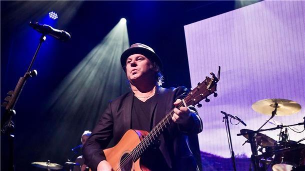 Runrig-Frontmann Bruce Guthro gestorben Bruce Guthro ist im Alter von 62 Jahren gestorben.