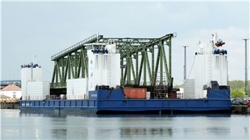 Brücke auf Reisen: Die Reste der Drehbrücke werden Montag in Richtung Ostsee geschleppt und dort verschrottet.